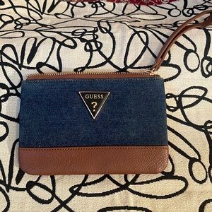 Guess — wristlet/clutch/ wallet